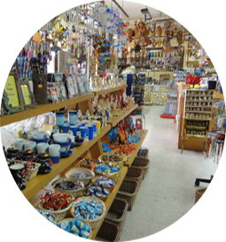 Interno negozio Souvenir Ucciali